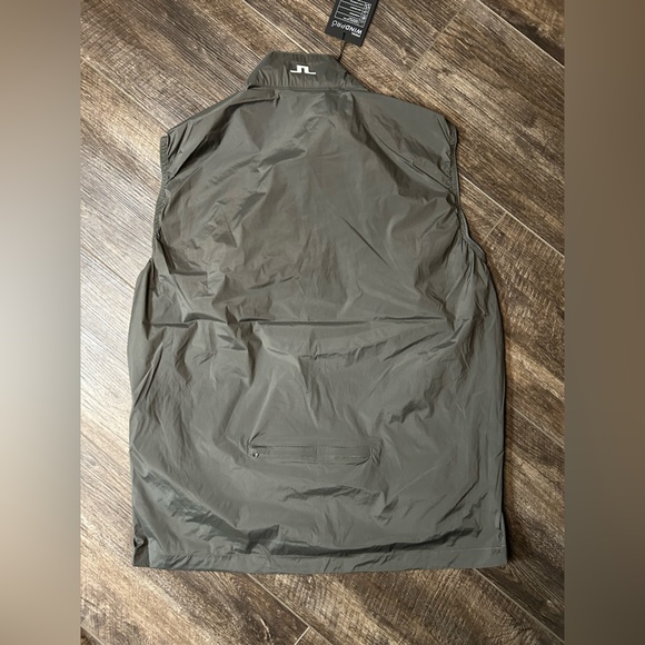 J Lindeberg Men’s Ash Light Packable Vest in Volcanic Ash - Picture 4 of 9